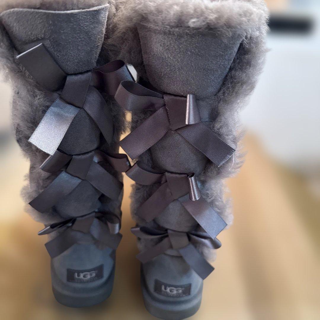 UGG グレー リボン付きムートンブーツ - メルカリ
