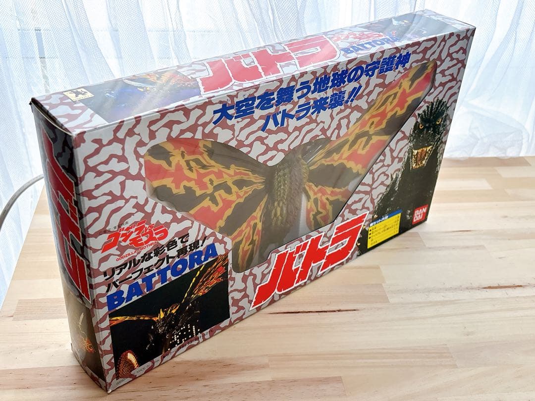 ゴジラVSモスラ」リアル彩色フィギュア・バトラ - メルカリ