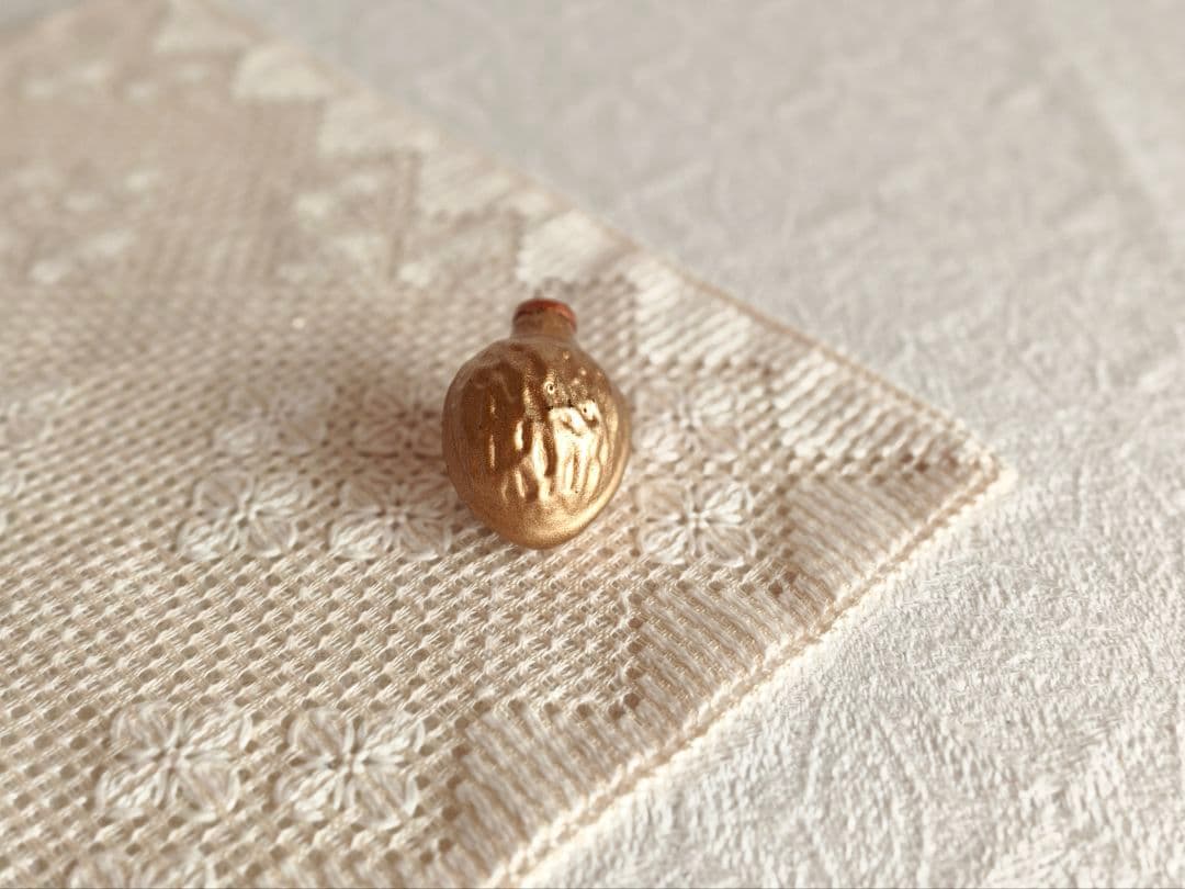 たし1012さま】vintage ❀ マットゴールドの クルミオーナメント