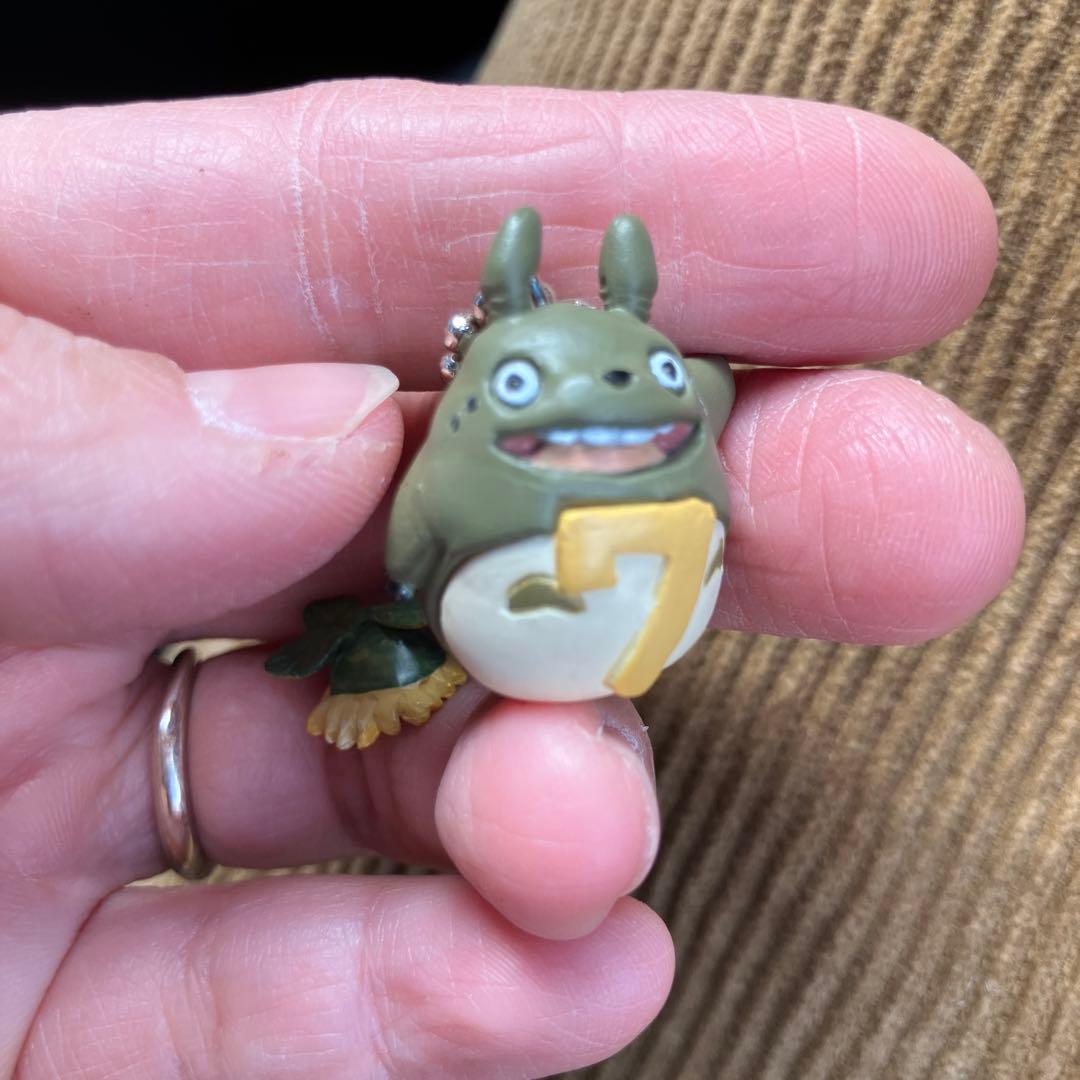 トトロ キーホルダー 7の数字付き 誕生日キーホルダー - メルカリ