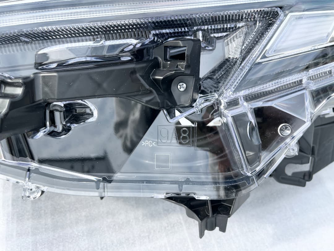 FX500様専用】トヨタ ノア 純正 ZWR90W ヘッドライト 左 - メルカリ
