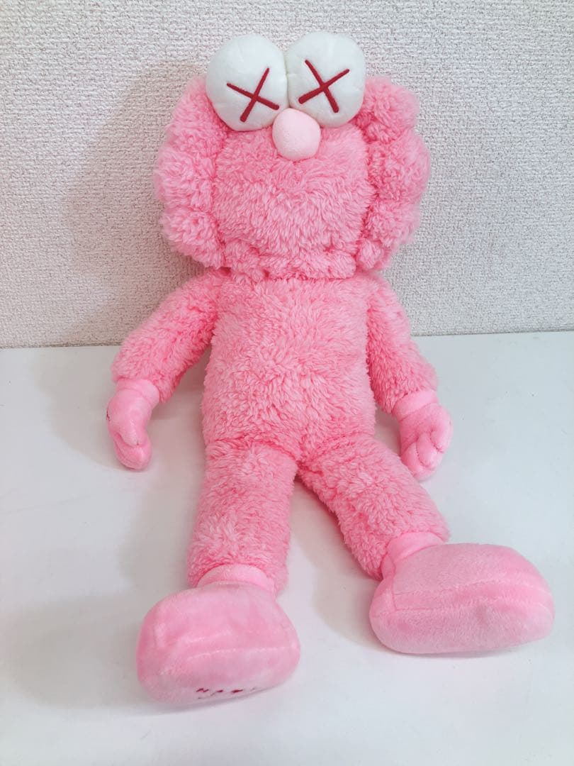 ☆Kaws BFF Pink Plush カウズ 世界3000体限定 ぬいぐるみ - メルカリ
