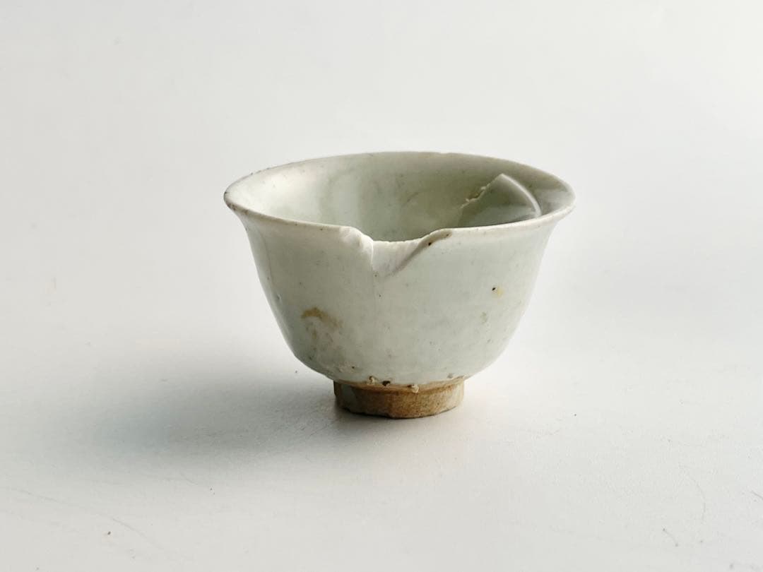 骨董　アンティーク　初期伊万里　白磁盃　杯　酒器　酒盃　残欠　出土　発掘 アンティーク 初期伊万里の白磁の盃 d5.7cm Antique Japanese White