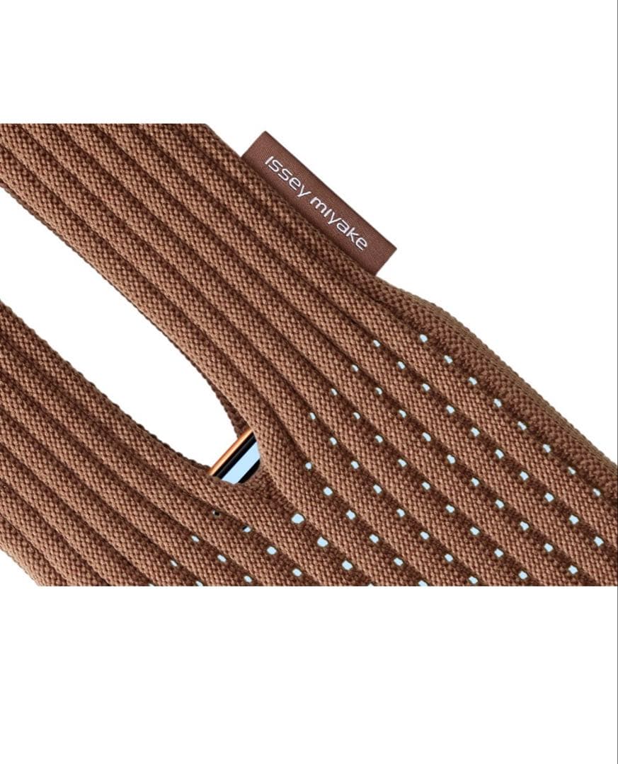 iPhone Pocket by ISSEY MIYAKE - ロング-シナモン