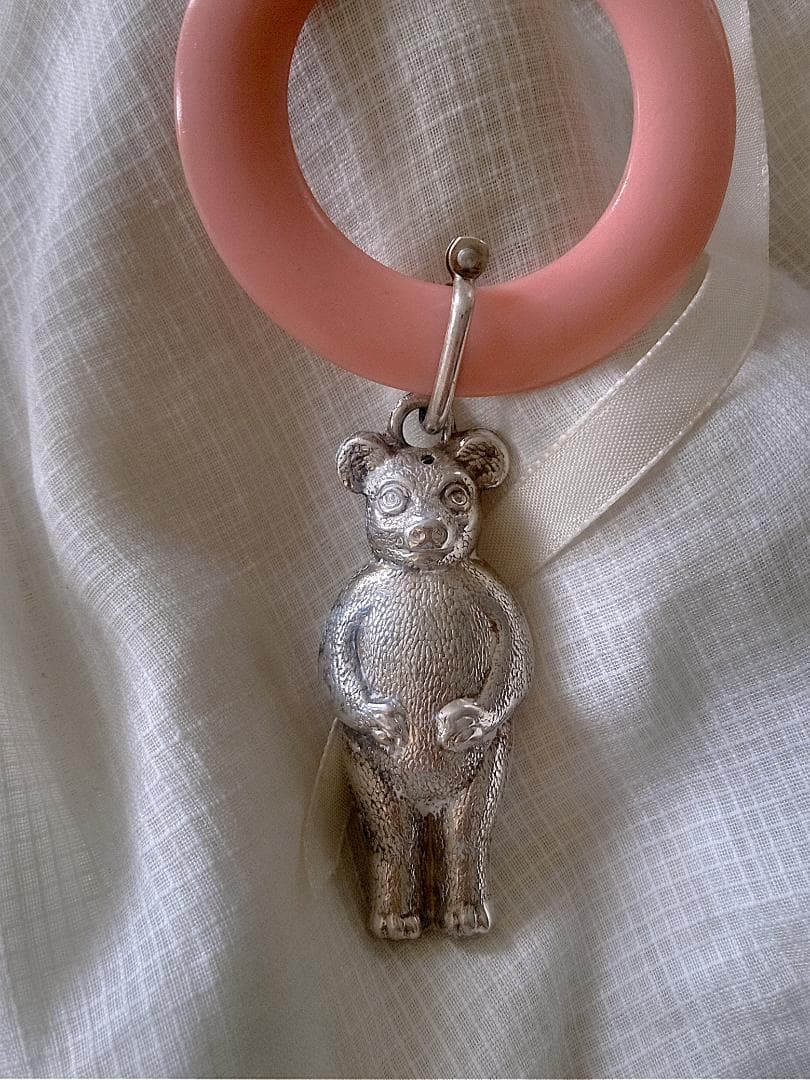 銀のテディベア　シルバー　ラトル　クラシカルデザイン　ヴィクトリアンデザイン 銀の熊 テディベア シルバーラトル ボールを抱えたくまさん