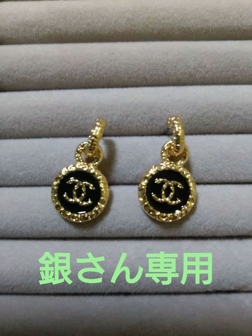 CCロゴ・ ゴールド ブラック ピアス - メルカリ