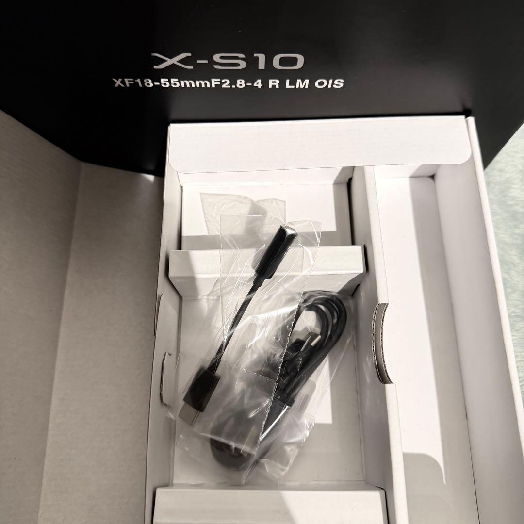 美品】FUJIFILM XS10 ボディ 女性使用 液晶フィルム付 付属品完備