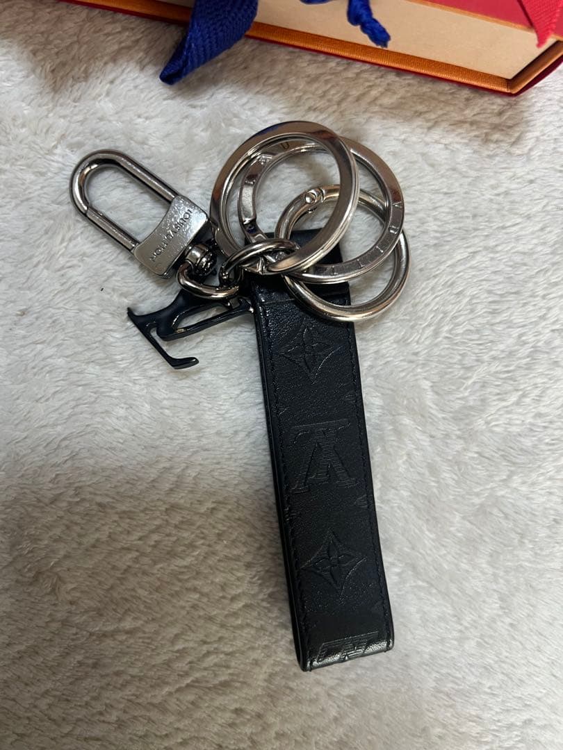 LOUIS VUITTON ブラックレザーキーリングの通販はau PAY マーケット