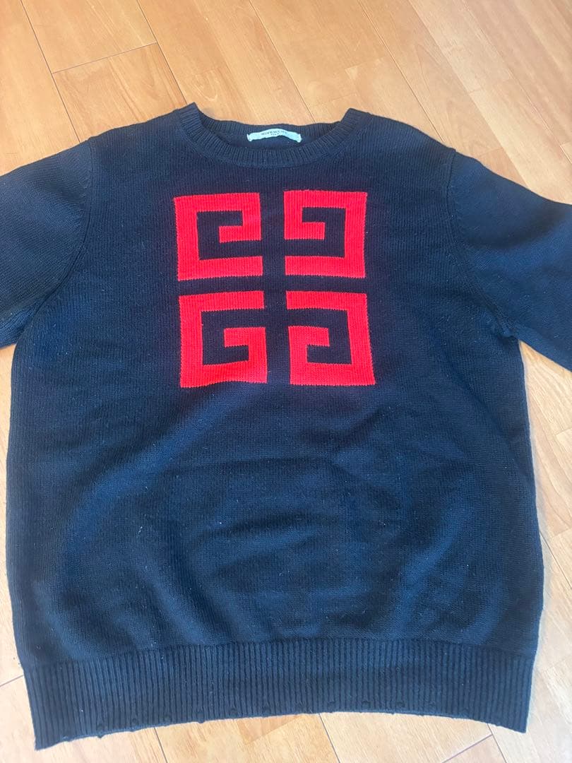 Givenchy ニットセーター 黒・赤 ☆Givenchy☆ リバース ロゴ ニット スウェット BM9063401M 001