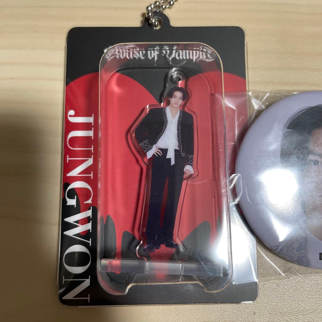 ジョンウォン アクリルキーホルダー&缶バッジ - メルカリ