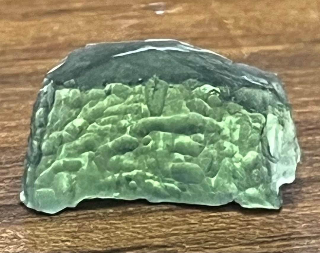 ◆モルダバイト◆隕石落下により生成された天然ガラス◆宇宙と地球のコラボ◆ 1400万年前の隕石が落下した際の衝撃でできたと言われるテクタイト