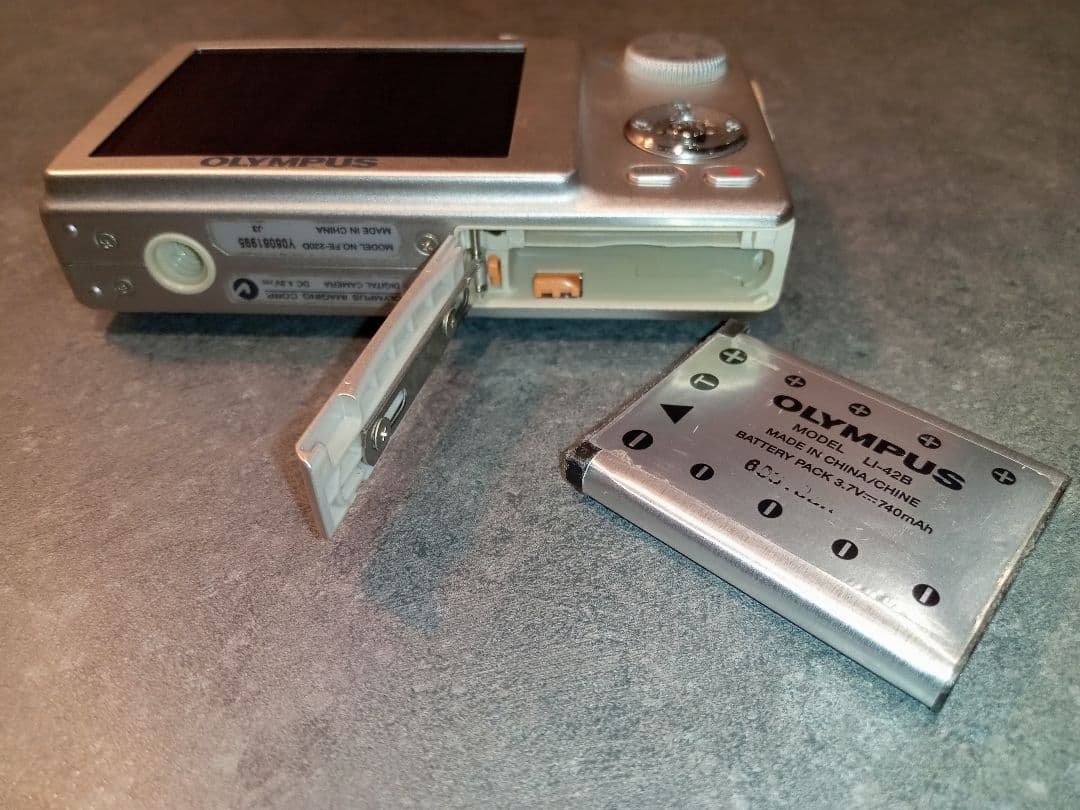 OLYMPUS】コンデジ FE-220D シルバー