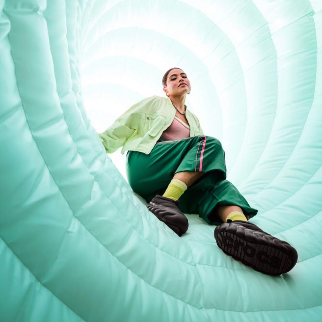 CROCS クロックス オーバーパフ ショーティー 黒 23CM 厚底 - メルカリ