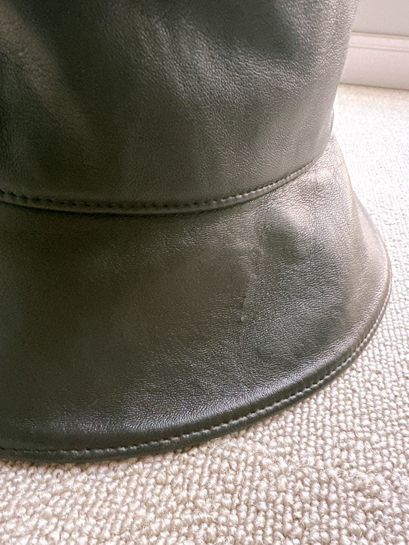 滝沢眞規子さん紹介 ヘレンカミンスキー レザー バケットハット 黒