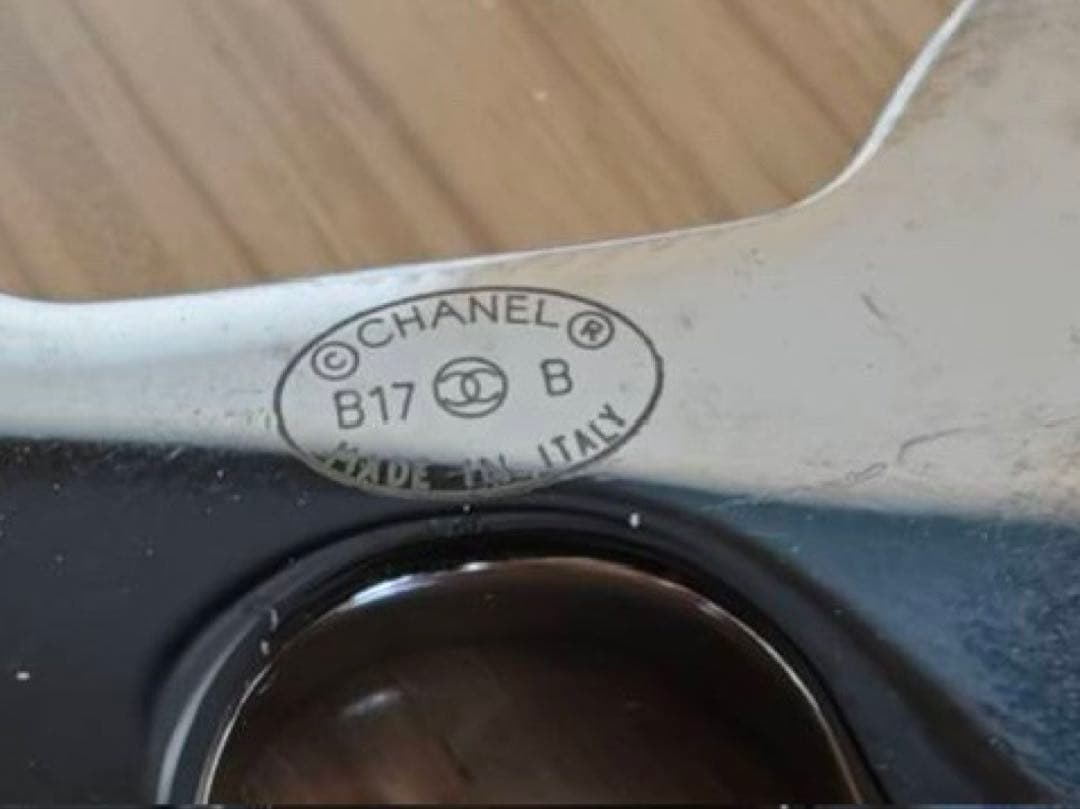 CHANEL サングラス型ブローチ B17