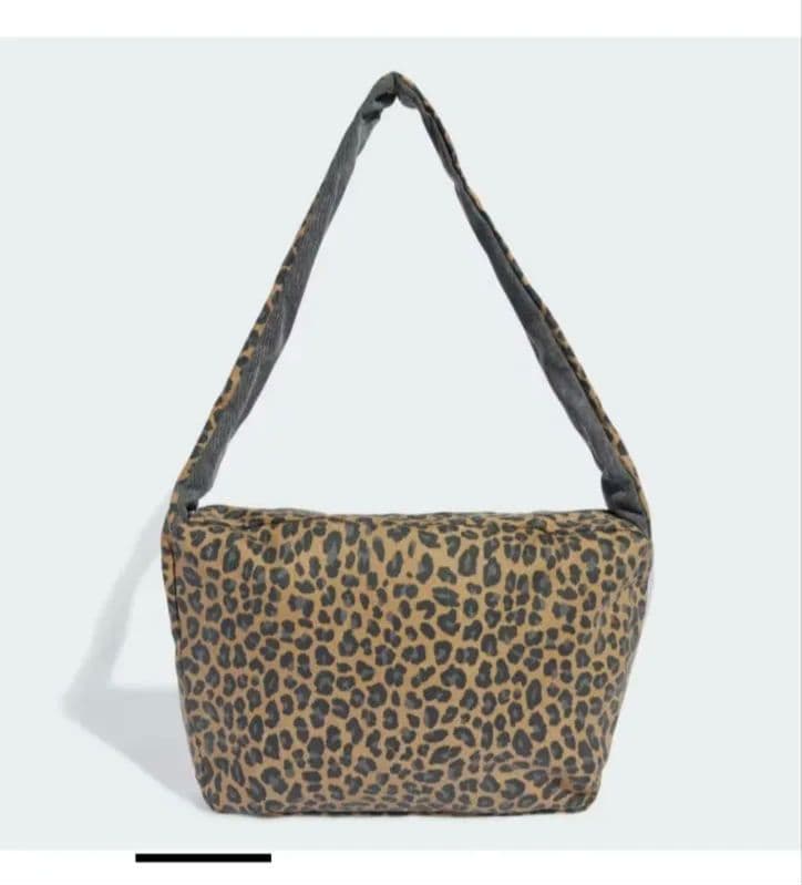 adidas レオパード柄ラージショルダーバッグ - メルカリ