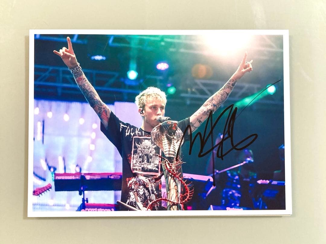マシン・ガン・ケリー直筆サイン入り2Lサイズ写真…アメリカのラッパー