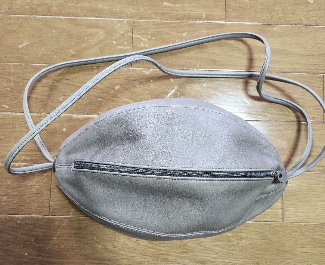 ヨーガンレール ラグビーボールショルダーバッグ グレージュ - メルカリ