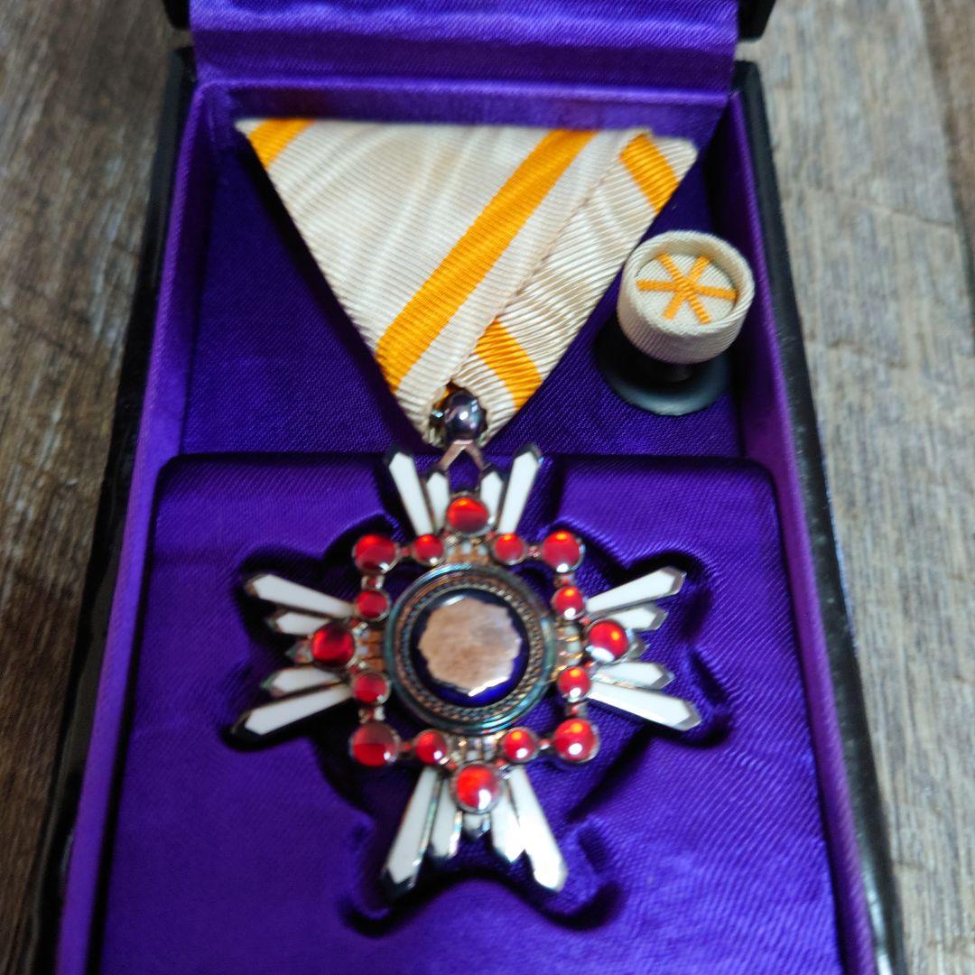 骨董 勲六等瑞宝章 勲章 銀 金張 共箱あり 当時品 - メルカリ