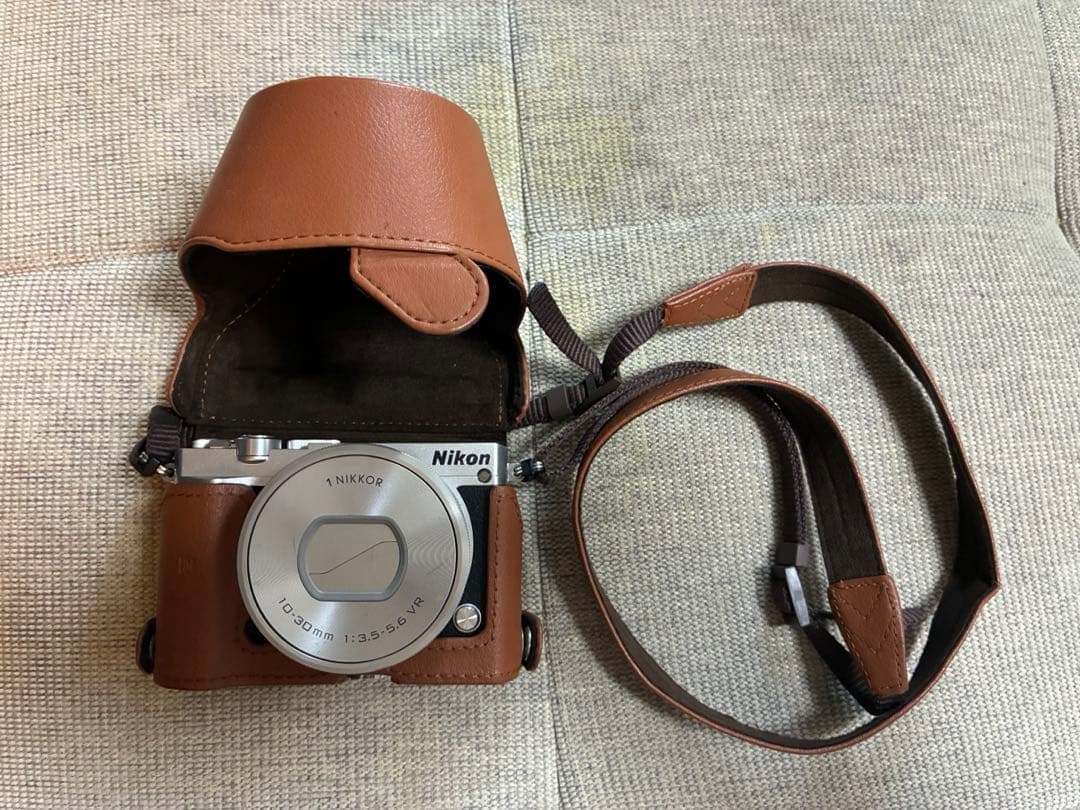 ミラーレス Nikon 1 J5 標準ズームレンズ 純正ケース付き - メルカリ