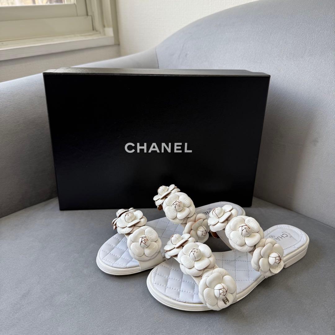 シャネル カメリア サンダル ホワイト キルティング レザー パンプス 21.5 カメリア CHANEL(シャネル) サンダル・ミュール(レディース