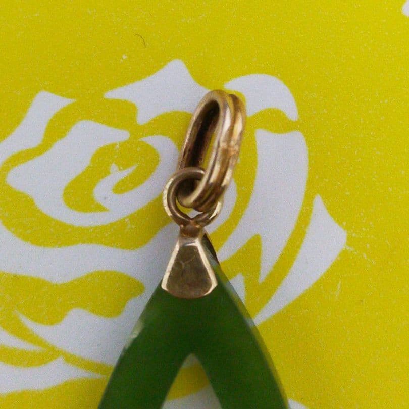 14K 刻印 翡翠？玉石？ 緑色のジェイドドロップ型ペンダント