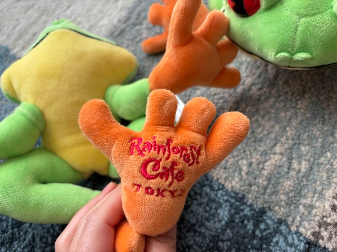 レインフォレスト カフェ カエル ぬいぐるみ2体セット - メルカリ