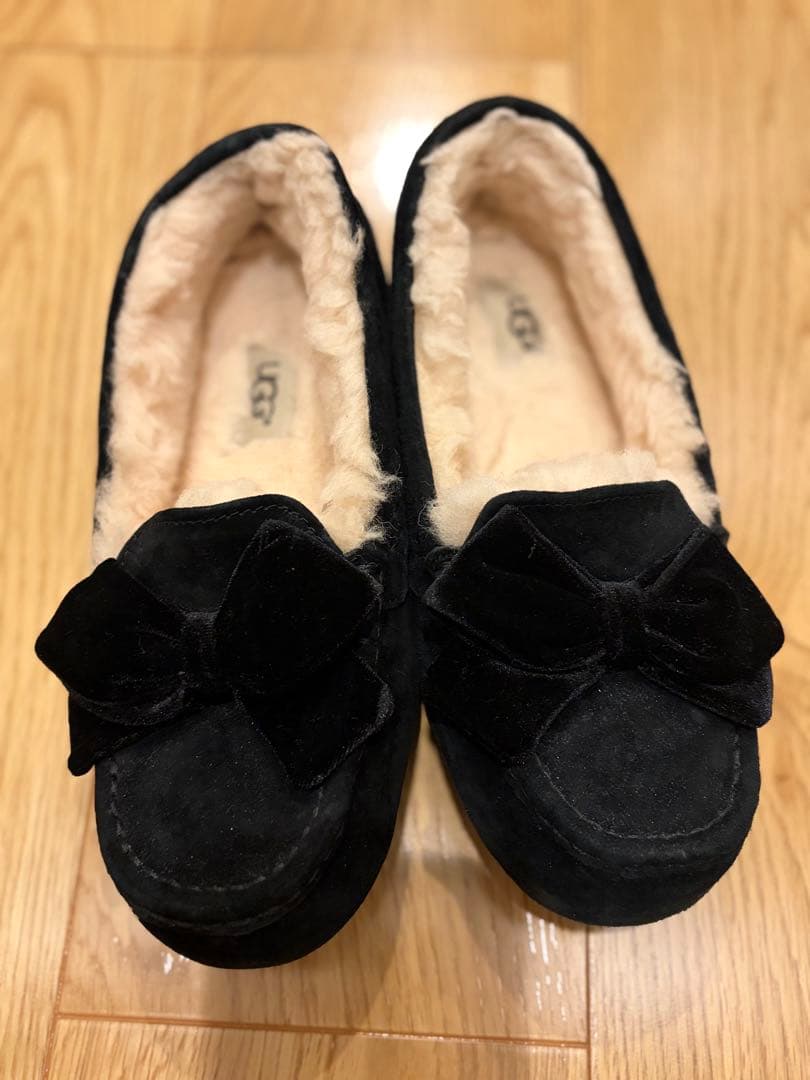 UGG 黒 モカシン リボン付き - メルカリ
