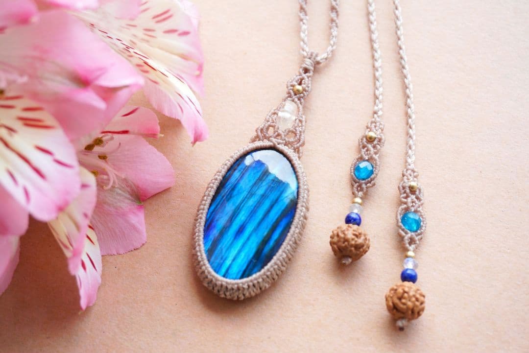 《鮮烈な青》ラブラドライト　レインボームーンストーン　マクラメ　ネックレス