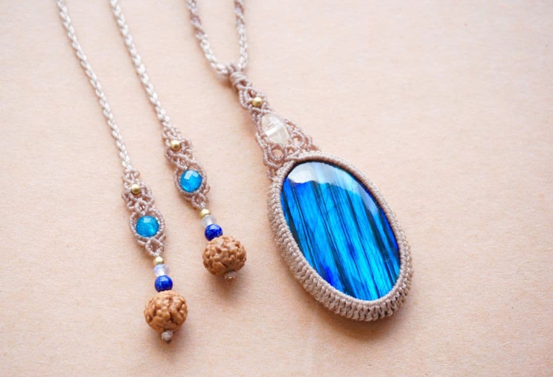 《鮮烈な青》ラブラドライト　レインボームーンストーン　マクラメ　ネックレス