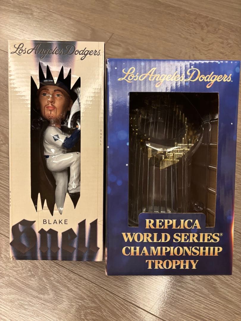 ドジャース戦記念　Blake Snell フィギュア＆ワールドシリーズトロフィー 2024 ロサンゼルス・ドジャース トロフィー&スネルフィギュア - メルカリ