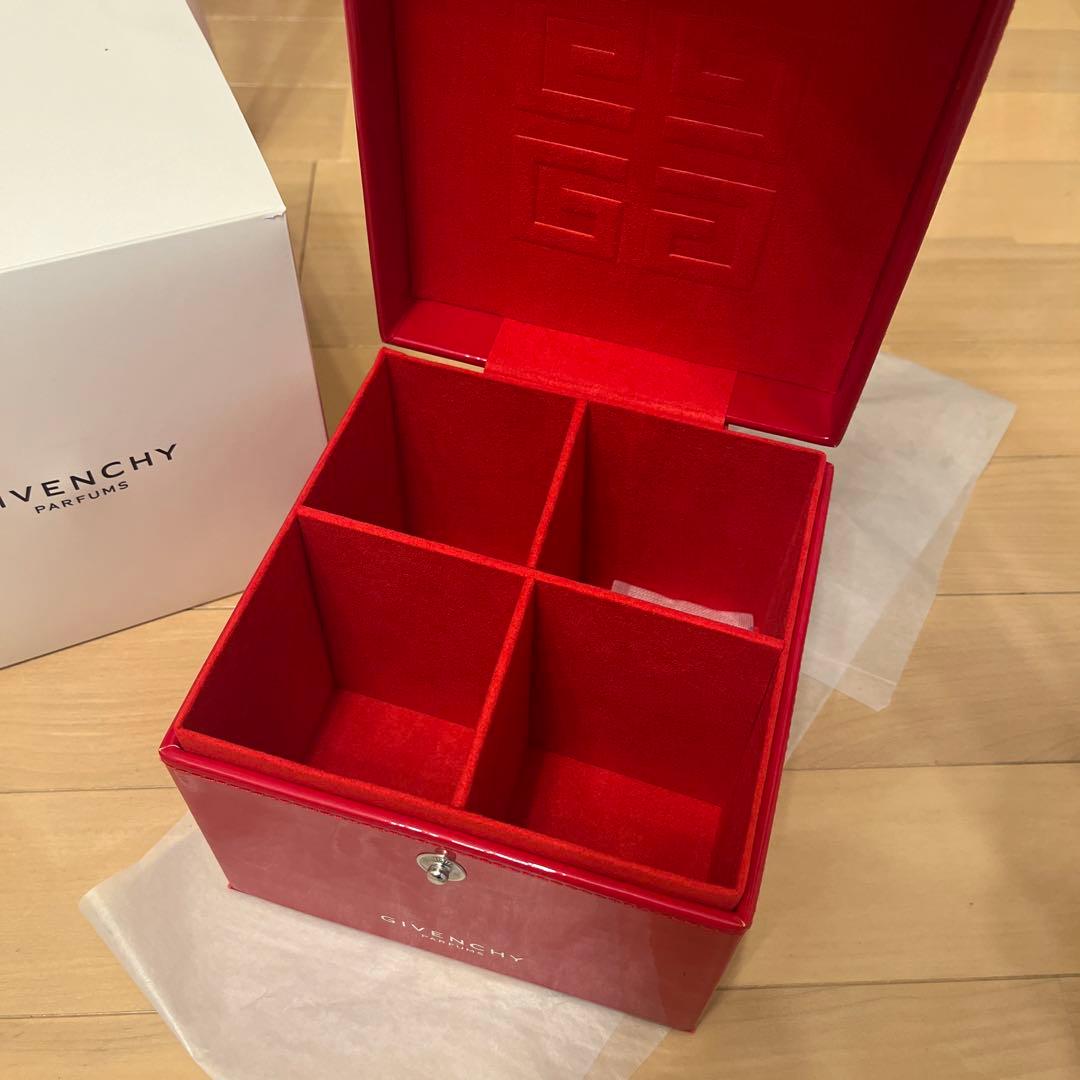 ジバンシー ノベルティ バニティポーチ レッド 限定 伊勢丹 - メルカリ