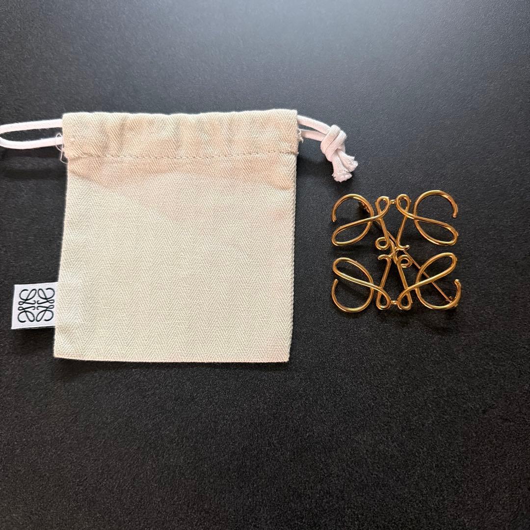 LOEWE アナグラムブローチ ゴールド - メルカリ