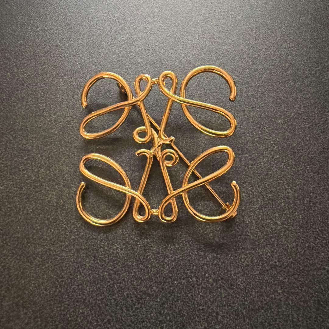 LOEWE アナグラムブローチ ゴールド - メルカリ