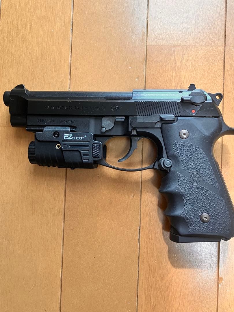 最終値下げ！マルイ　ベレッタ M9A1ガスブロ　レーザーライト、実銃グリップ付き 最終値下げ！マルイ ベレッタ M9A1ガスブロ レーザーライト、実銃