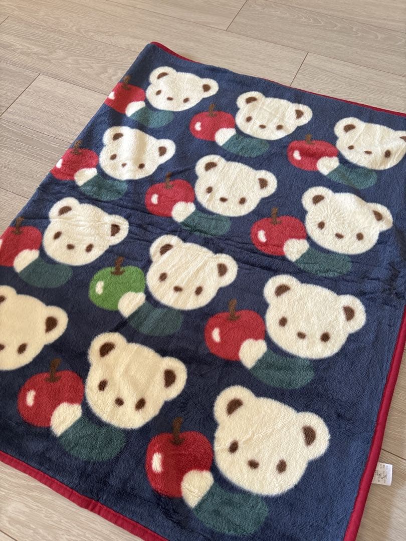 familiar ブランケット 膝掛け りんごとファミちゃん柄 - メルカリ