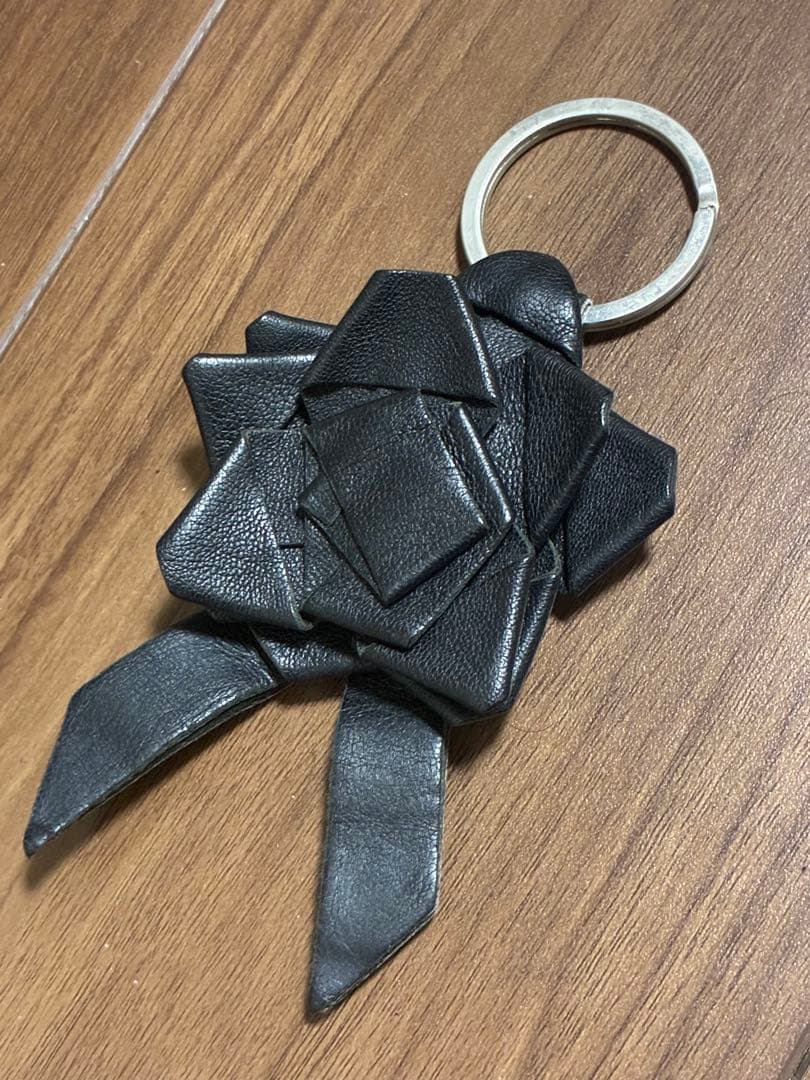 メゾンマルタンマルジェラ 11 花モチーフ レザーブローチ キーホルダー 初期 メゾンマルタンマルジェラ 11 花モチーフ レザーブローチ キーホルダー