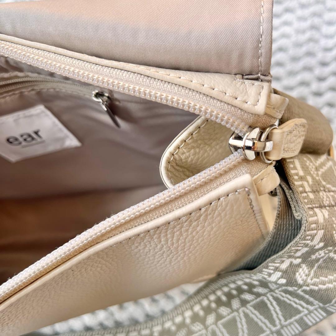 【美品】販売終了品 イアパピヨネ 《本革》柄ワイドテープショルダーバッグ