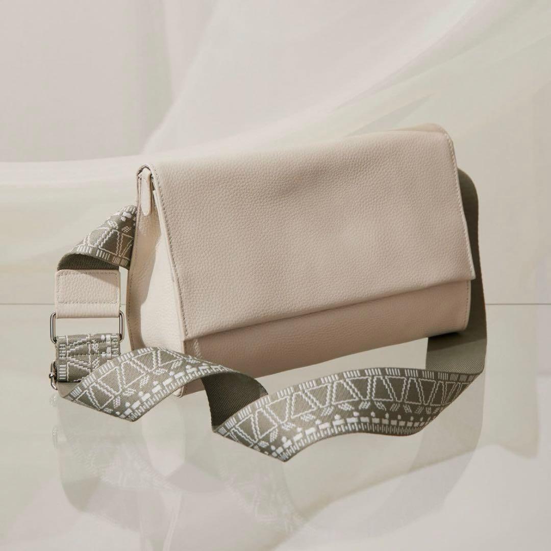 【美品】販売終了品 イアパピヨネ 《本革》柄ワイドテープショルダーバッグ