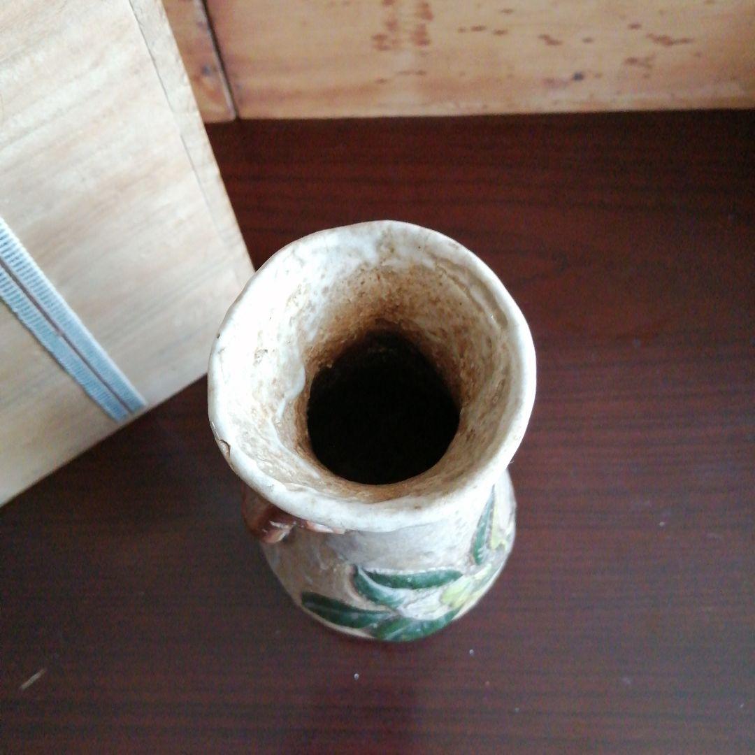 水月焼　細密白椿彫花瓶　16.3cm