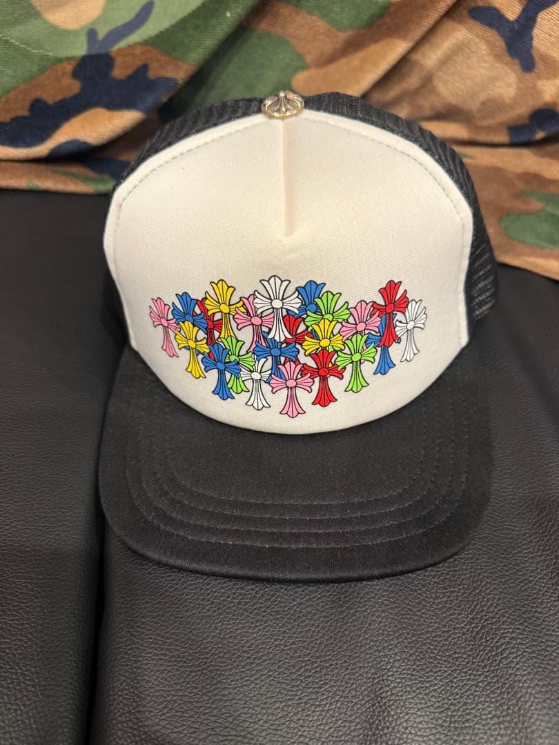 CHROME HEARTS マルチセメタリークロス　トラッカーキャップ Chrome Hearts マルチカラー セメタリークロス トラッカー メッシュ
