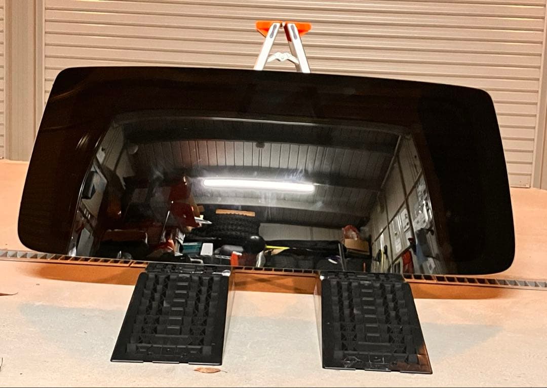 J*9様 200系ハイエース社外リアガラス　グリーンガラス　傷なし　熱線なし　ワ ハイエース 社外新品 リアガラス 標準幅 GDH201/GDH206 熱線付