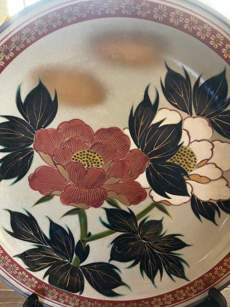 美品】九谷焼 隆仙作 牡丹文 飾皿 皿立・共箱付き 金彩 - メルカリ