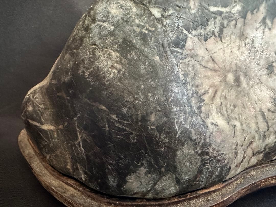 菊花石 薄紅菊&白菊 2.5kg 手彫り台座付き/水石 鑑賞石 鉱物