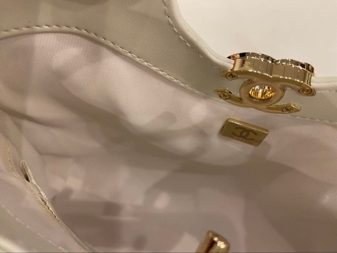 シャネル キルティングショルダーバッグ ホワイト ノベルティ - メルカリ