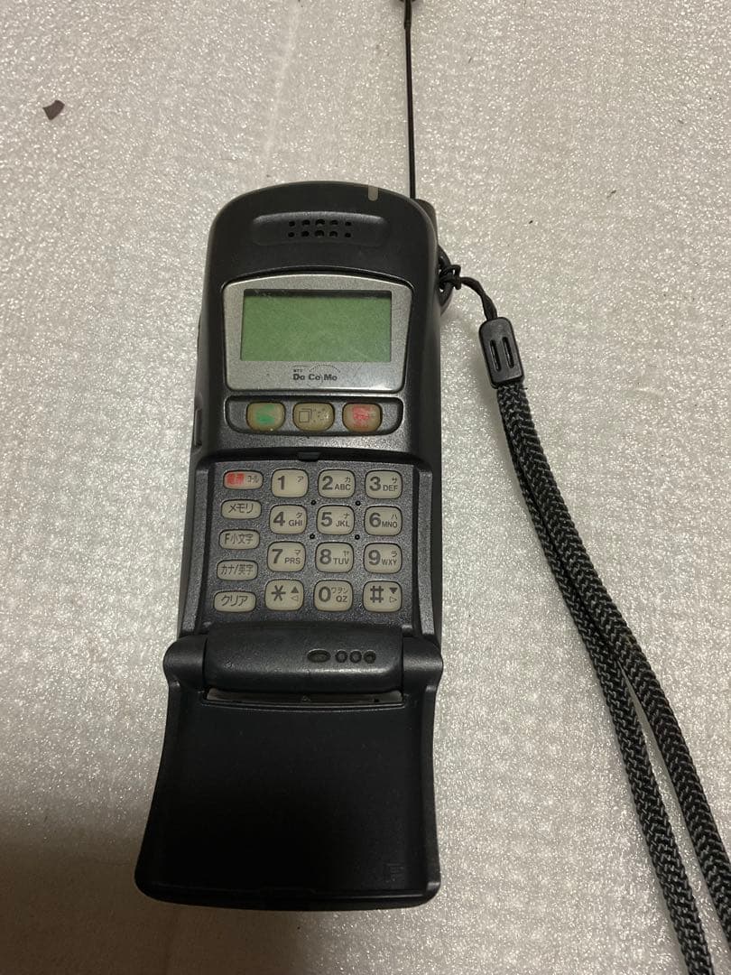 1995年製／NTT・docomo製携帯電話。形式／FJA 22Aムーバ。 - メルカリ