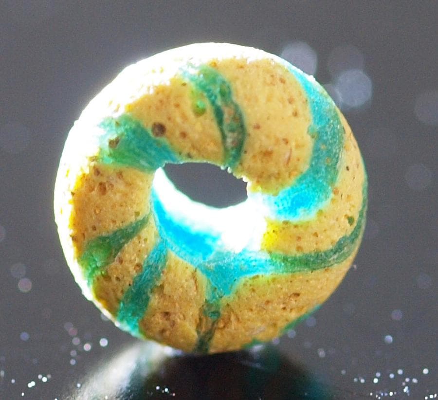 クリアな青緑に鮮やか黄で、回転する輪状モチーフのモザイク小型平