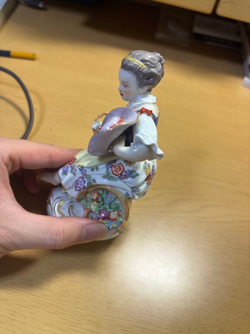 マイセン 花かごを持つ女性