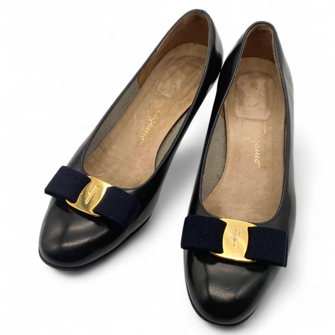 サルヴァトーレフェラガモ・フラットパンプス・エナメル・黒・ヴァラ