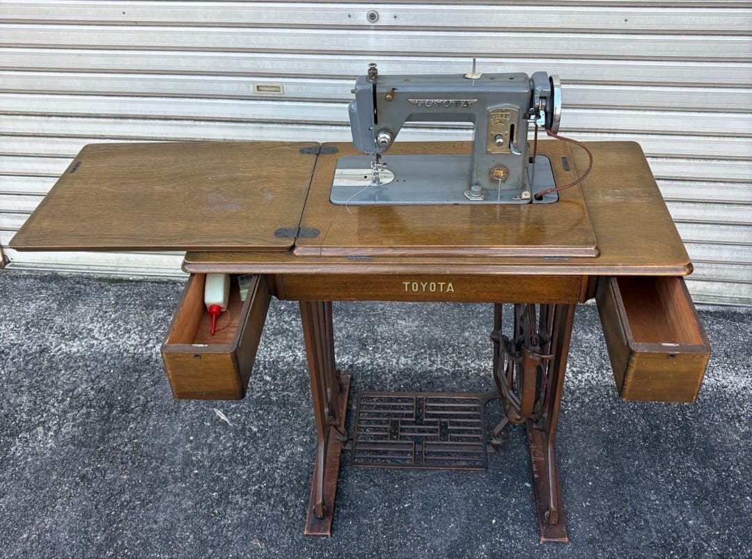 希少】TOYOTA足踏みミシンレトロ アンティークミシン台・値下げしま